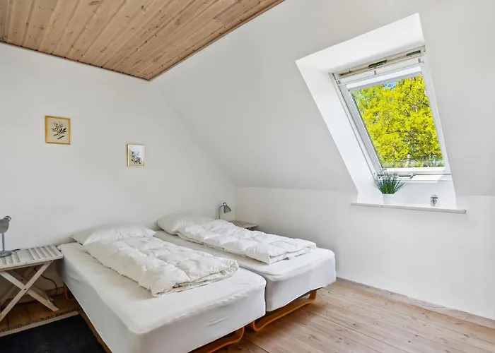 Stunning In With 9 Bedrooms And Internet *